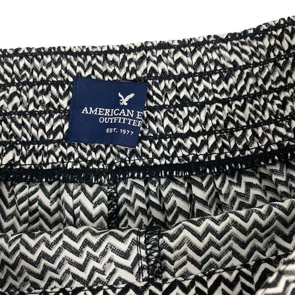 American Eagle Outfitters Chevron Print, High Rise Shorts size Small - Picture 3 of 5